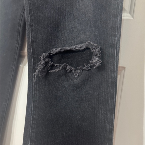 *NEW* GOOD AMERICAN GOOD BOY DISTRESSED BLACK WASH SIDE SLIT JEAN 2/26 - Picture 5 of 9